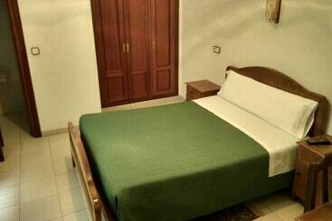 هتل Hostal Gaudí