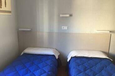 هتل Hostal Rosales