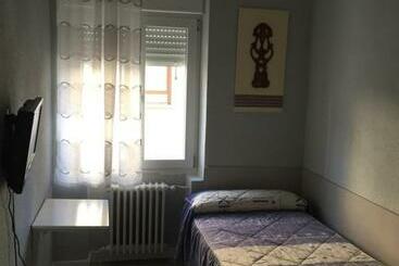هتل Hostal Rosales
