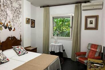 فندق Hostal Pirineos