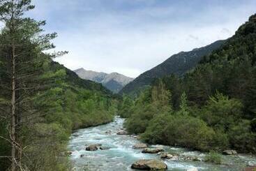 هتل Hostal Pirineos Meliz