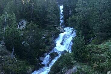 هتل Hostal Pirineos Meliz