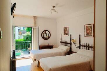 هتل Hostal Pirineos Meliz
