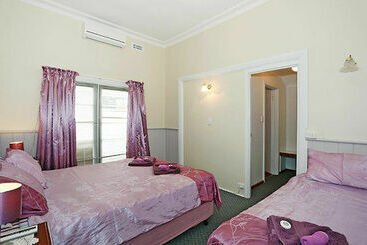 هتل Jacaranda Guest House