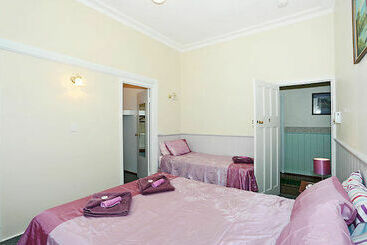 هتل Jacaranda Guest House