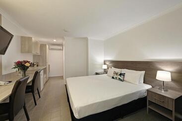 Smart Motels Bert Hinkler
