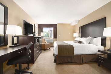 فندق Days Inn By Wyndham Calgary Northwest