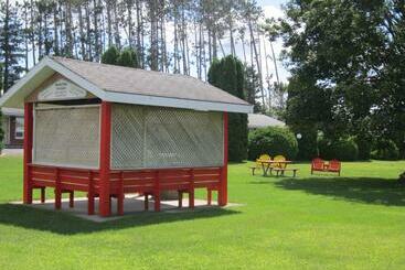 هتل Red Pine Inn & Conference Centre