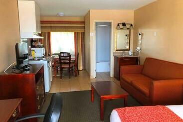 هتل Red Pine Inn & Conference Centre