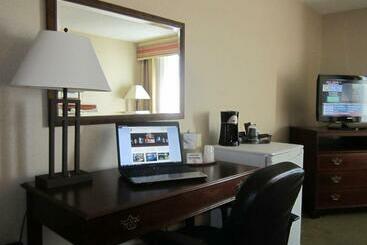 هتل Red Pine Inn & Conference Centre