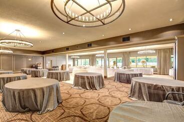 هتل Best Western Plus Guildwood Inn