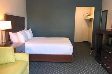 هتل Days Inn By Wyndham Sarnia Harbourfront
