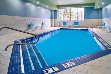 هتل Holiday Inn Express Windsor Waterfront, An Ihg