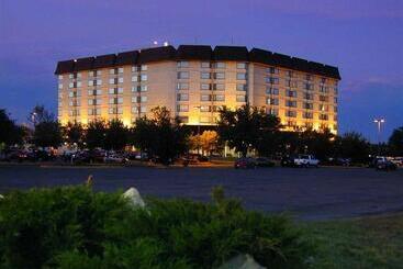 هتل Saskatoon Inn & Conference Centre