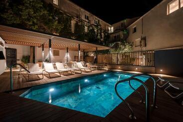 فندق Les Elmes   Hôtel, Spa & Plage Privée