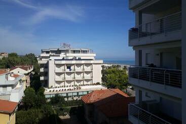 Fronte Mare Centrale Riviera Palace Giulianova Apartment Nei Mesi Di Luglio E Agosto Prenotazioni So