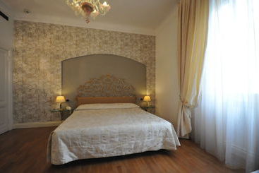 De Rose Hotel