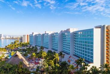 בית מלון כפרי Sheraton Buganvilias Resort & Convention Center