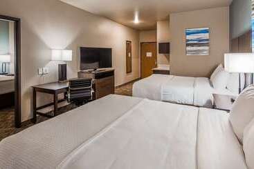هتل Best Western Golden Spike Inn & Suites