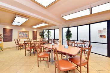 هتل Ramada By Wyndham Mesa Downtown