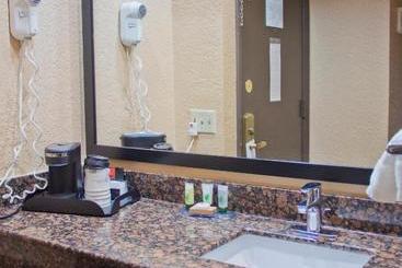هتل Days Inn & Suites By Wyndham Coralville / Iowa City