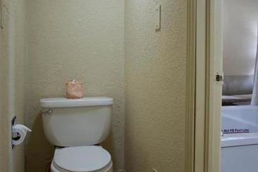 هتل Days Inn & Suites By Wyndham Coralville / Iowa City