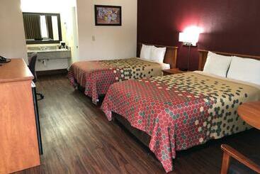 هتل Econo Lodge Inn & Suites Central