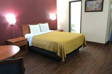 هتل Econo Lodge Inn & Suites Central