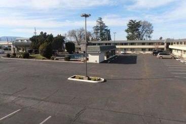 هتل Econo Lodge Inn & Suites Central