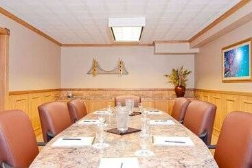 호텔 Magnuson Grand Pioneer Inn And Suites