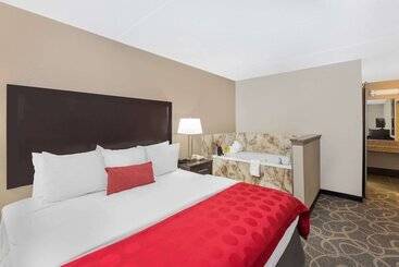 هتل Clarion Inn Des Moines Airport