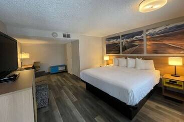 هتل Days Inn And Suites By Wyndham Port Huron