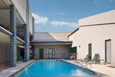 فندق Executive Inn And Suites