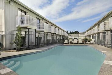 Howard Johnson Hotel & Suites By Wyndham Tacoma