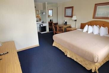 هتل Thunderbird Inn Of Mackinaw City