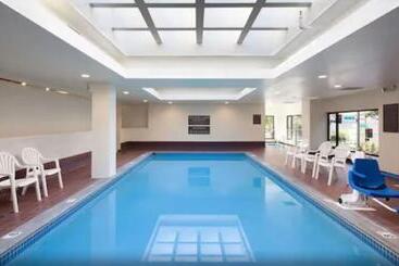 آپارتمان Kahler Inn And Suites