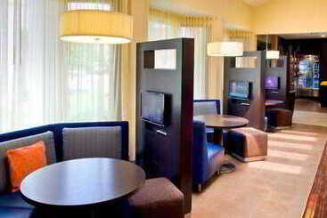 בית מלון כפרי Courtyard By Marriott Lincroft Red Bank
