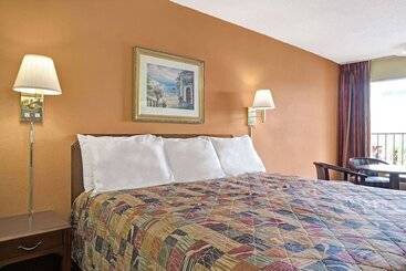فندق Days Inn By Wyndham Benson