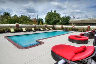 فندق Inn At Fox Chase   Bw Premier Collection