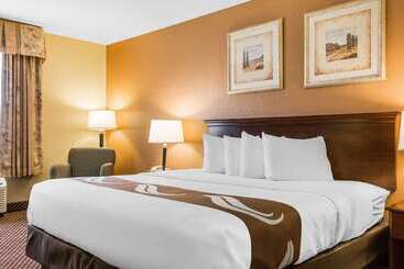 Отель Quality Inn & Suites Bloomington University Area