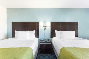 هتل La Quinta Inn & Suites By Wyndham Oakland Airport Coliseum