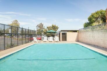 هتل La Quinta Inn & Suites By Wyndham Oakland Airport Coliseum