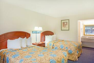 בית מלון כפרי Days Inn By Wyndham Tallahasseegovernment Center