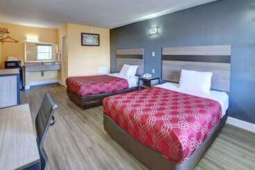 هتل Econo Lodge At Military Circle