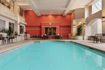 هتل Embassy Suites By Hilton Los Angeles Downey