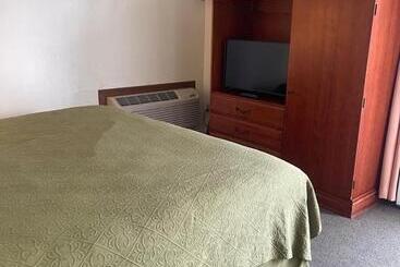 هتل Knights Inn Mackinaw City