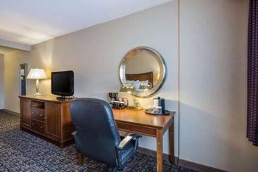 هتل Clarion Inn  Airport University