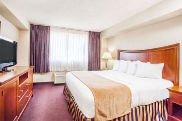 هتل Clarion Inn  Airport University