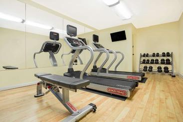 هتل Days Inn By Wyndham Asheville/mall