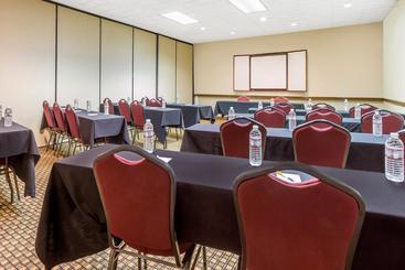 هتل Days Inn By Wyndham Asheville/mall